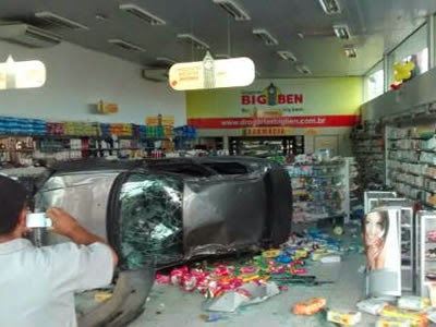 Carro Invade Farmácia em Pernambuco