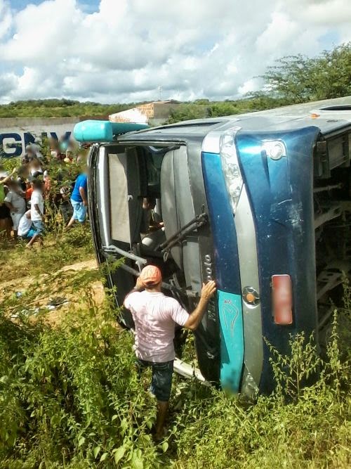 Ônibus capota e deixa dezenas de vítimas em Canindé
