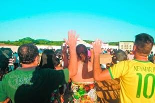Culto ecumênico ora pelas vítimas de acidente com ônibus.
