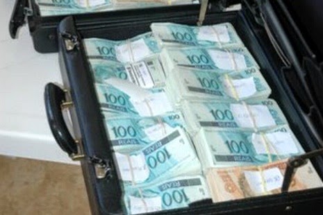 Ladrões levam mais de R$ 35 mil de Funcionário de Loja