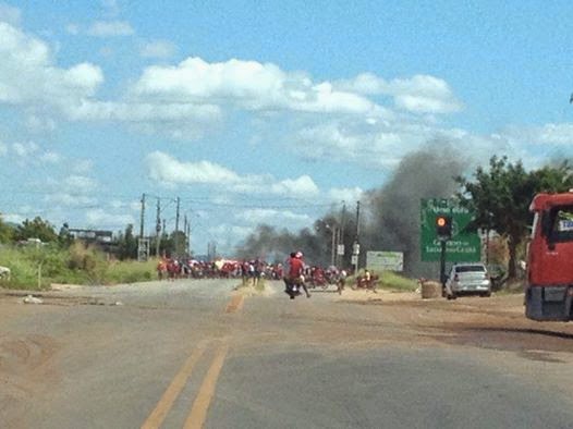 Integrantes do Movimento Sem-Teto Bloqueia a BR 020