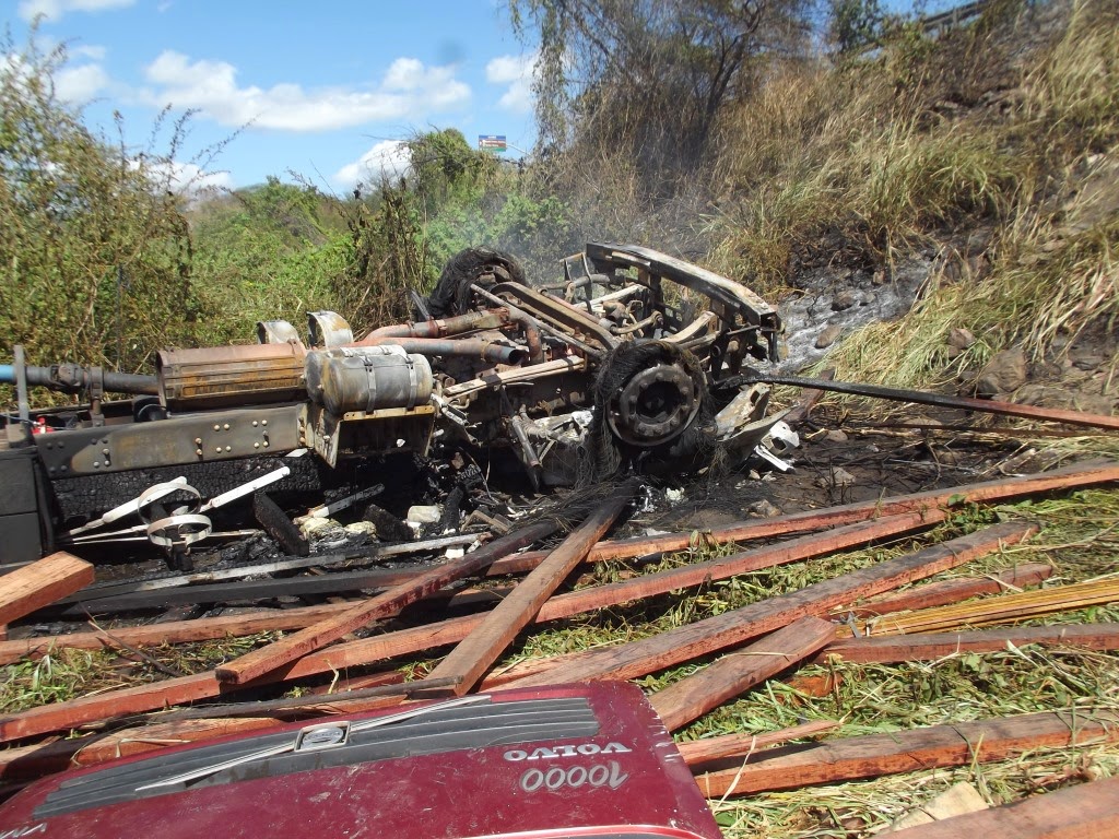 Motorista Morre Carbonizado, Vídeo Mostra Caminhão em Chamas Após Acidente na CE-456 em Choró
