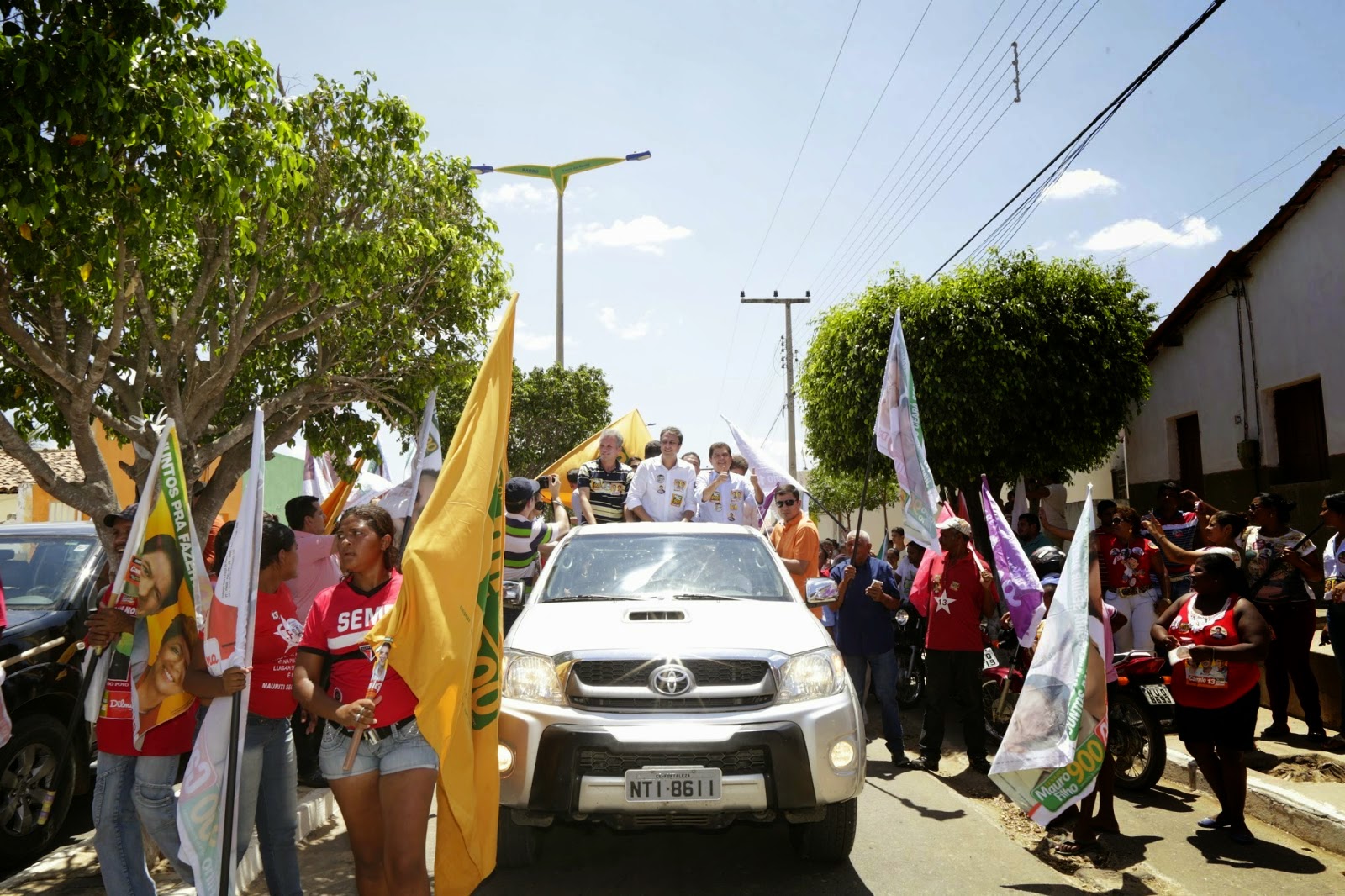 EM BARRO, CAMILO ASSUME COMPROMISSO DE REFORMAR E EQUIPAR HOSPITAL