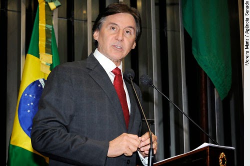 O candidato da Coligação Ceará de Todos, Eunício Oliveira (PMDB), está em primeiro lugar na corrida ao Governo do Estado .