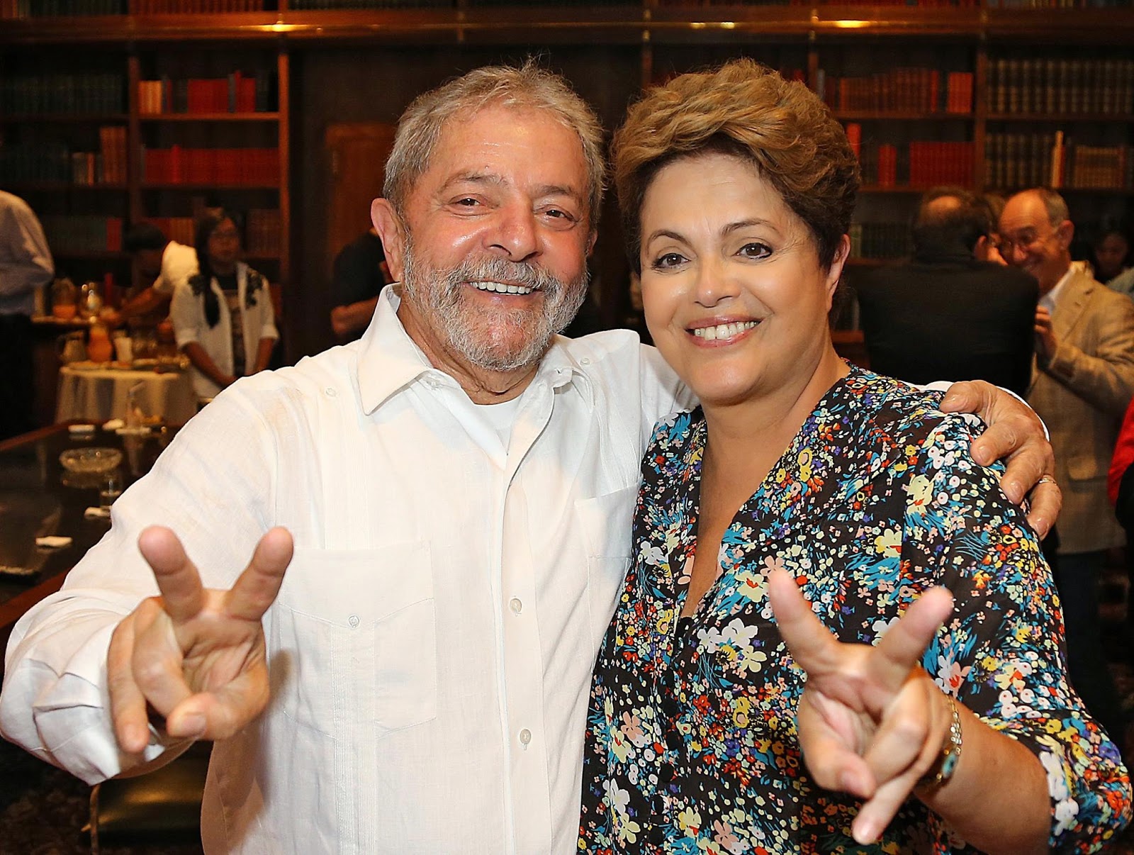 Dilma é reeleita presidenta do Brasil