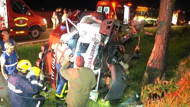 Pai e filha morrem em capotamento de ambulância do SAMU