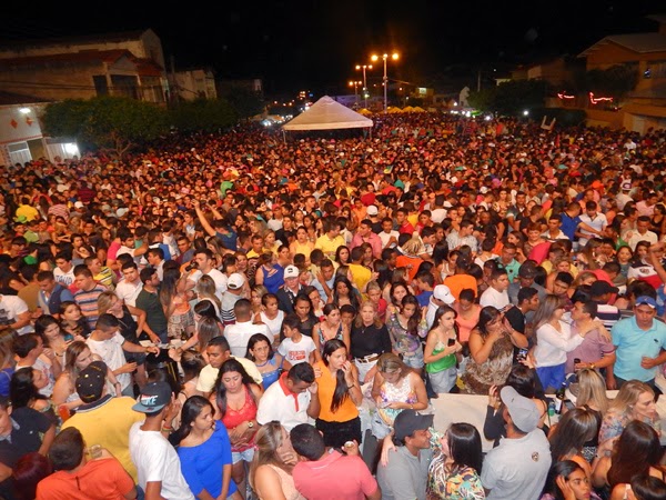 Aviões do Forró agita festa popular em comemoração aos 163 anos de Mombaça