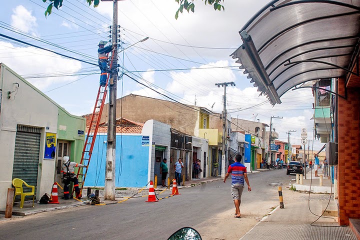 Caminhão derruba fiação elétrica no centro de Pedra Branca