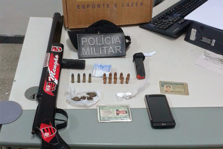 Polícia Militar de Pedra Branca prende dupla com drogas e arma de fogo.