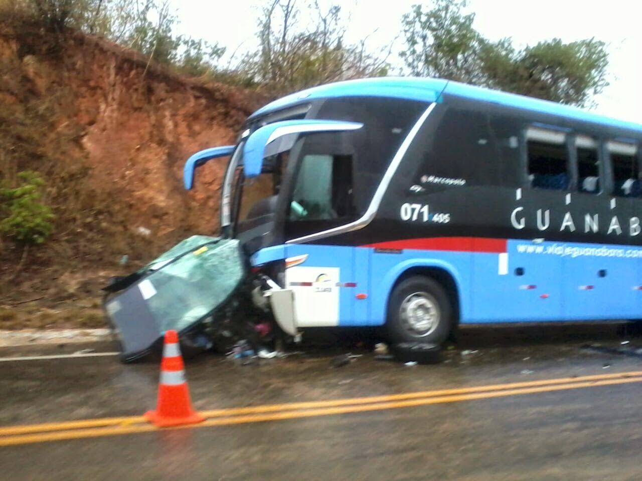 Acidente entre ônibus e carro deixa cinco pessoas mortas no Cariri