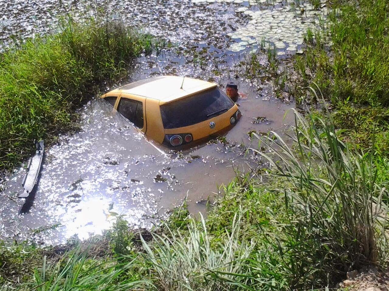 Carro capota dentro de açude entre Acopiara e Catarina
