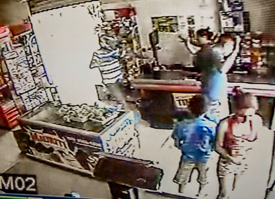 Exclusivo! Homem armado assalta mercantil em pleno meio-dia em Pedra Branca