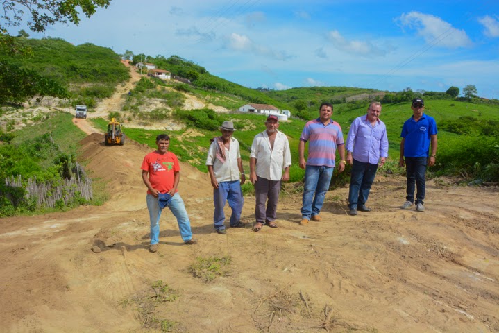 Pedra Branca – Prefeito Pedro Paraibano visita obras na região do Sítio Novo
