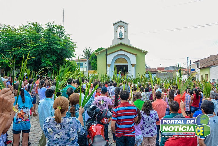 Centenas de fiéis celebram o Domingo de Ramos em Pedra Branca