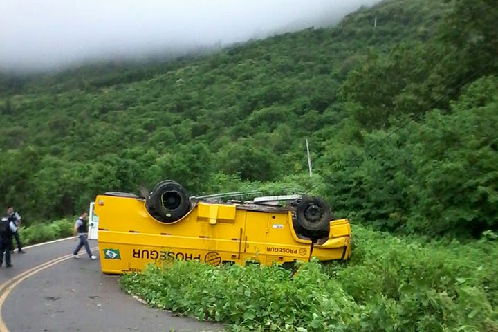 CARRO-FORTE CAPOTA VÁRIAS VEZES NA DESCIDA DA SERRA DE ALCÂNTARAS-CE