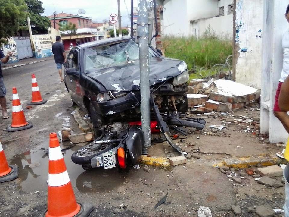 Acidente de trânsito no centro de Acopiara  deixa dois jovens feridos