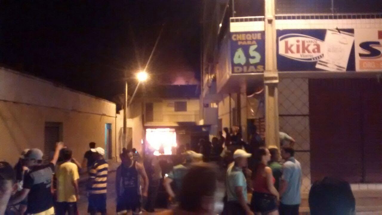 Vídeo – VC Repórter  flagra incêndio no centro de Mombaça