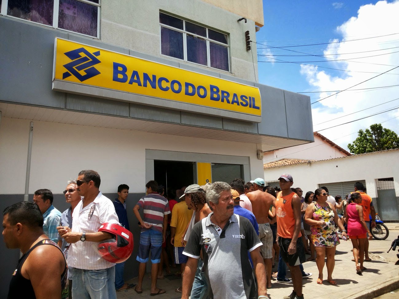 Grupo fortemente armado assalta banco em São Luiz do Curu