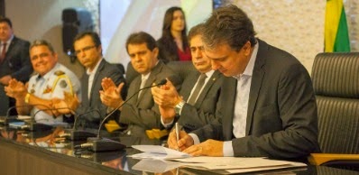 GOVERNADOR ASSINA A LEI DAS PROMOÇÕES DA PM E BOMBEIROS