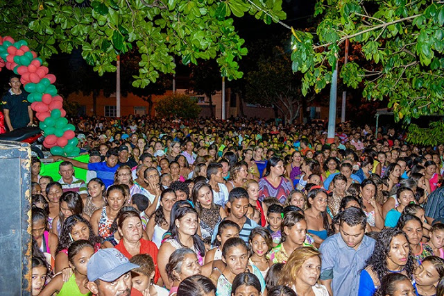 Show das Mães leva multidão a praça de Pedra Branca