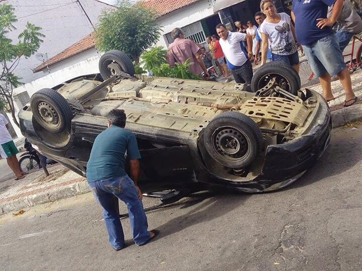 Carro tomba no centro de Quixadá