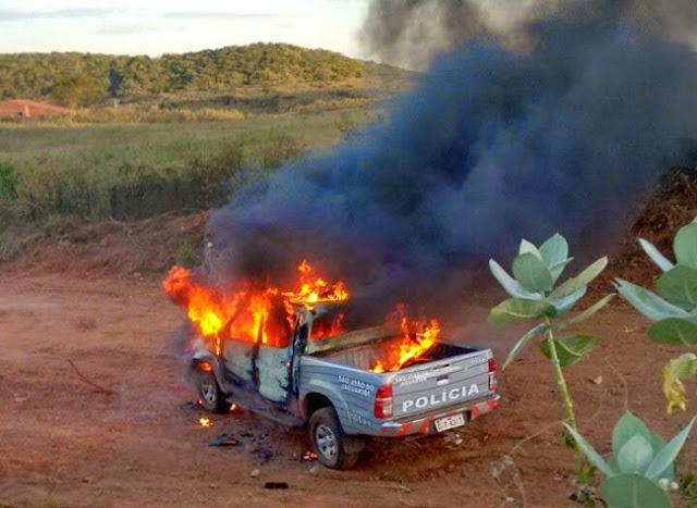 Viatura da Polícia Civil é incendiada por populares após acidente em Ibicuitinga