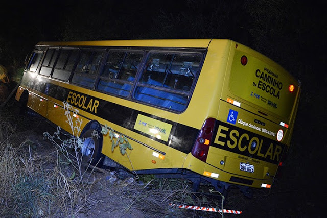 Susto – Ônibus de universitários sai da pista e cai em ribanceira, ninguém ficou ferido
