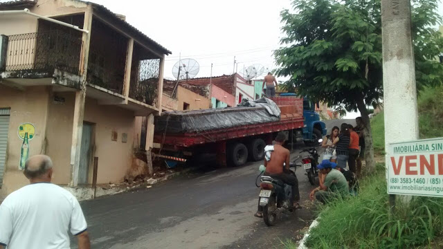 VC Repórter flagra acidente com caminhão no bairro Recreio em Mombaça