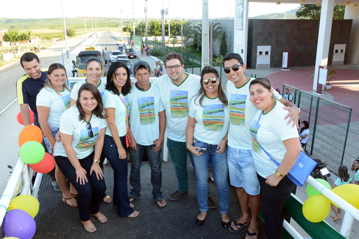 Após sucesso no ENEM escola de Pedra Branca comemora com carreata pelas ruas da cidade