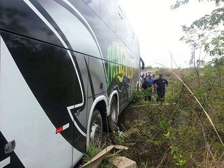 Ônibus da Banda Magníficos se envolve em um acidente na BR 222 no Maranhão