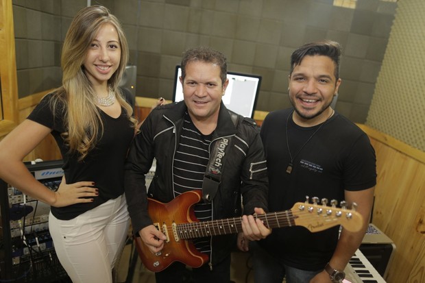 Ximbinha não perde tempo e já apresenta os novos cantores da X-Calypso