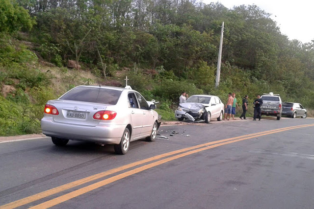 Carros colidem frontalmente na descida da serra em Pedra Branca