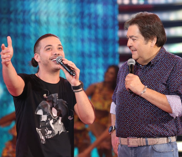 Wesley Safadão canta sucessos no Domingão