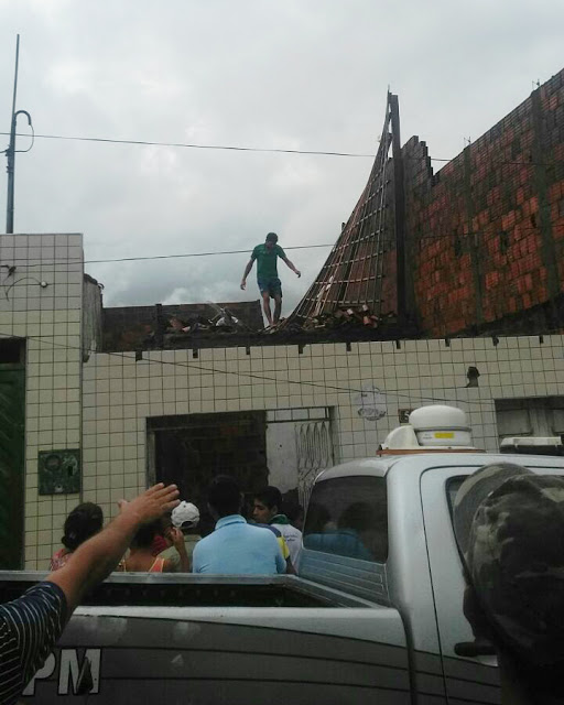 Chuva com forte vento faz sobradinho desabar em Pedra Branca