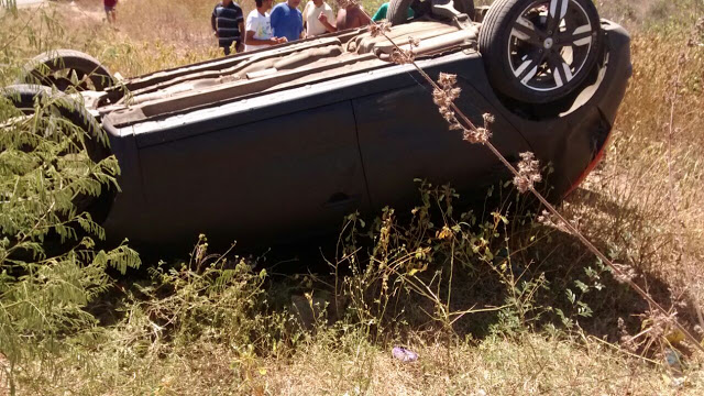 Carro com placas de Mombaça capota na CE 060 em Acopiara