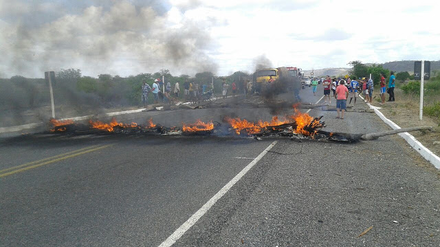 Confira mais imagens da manifestação contra a onda de assaltos na região do Bom Jesus/Tauá