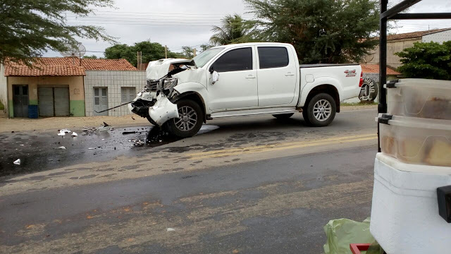 Hilux colide na traseira de ônibus da Guanabara em Mombaça