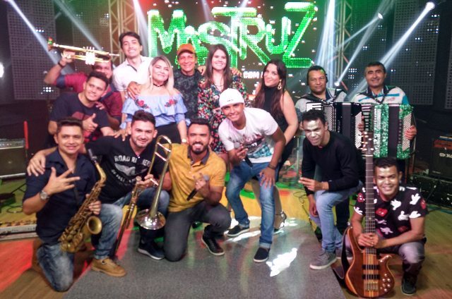 Canindeense Renara Santos é a nova voz feminina do Mastruz Com Leite