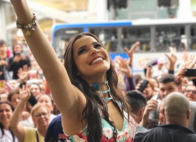 Emilly vencedora do “BBB17” conhecer Wesley Safadão e mostra rebolado no palco