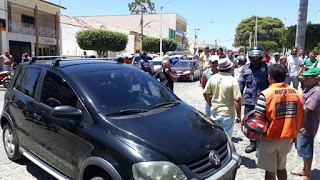 Colisão entre automóvel e moto no Centro de Pedra Branca.