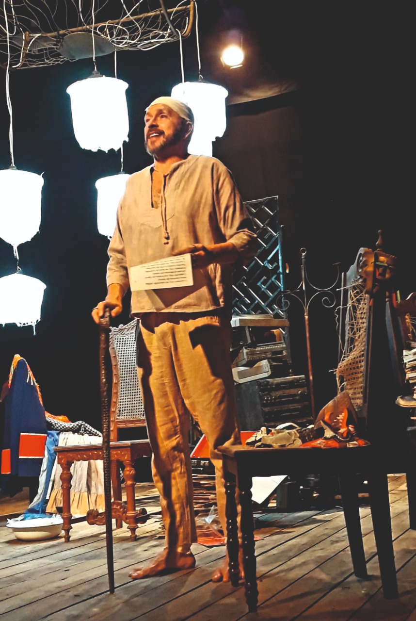 TEATRO: CARRI COSTA SE ARMA DE POESIA E DENÚNCIA NA SUA NOVA PEÇA: “O SABOTADOR”- TEATRO DA PRAIA – 24 e 25/11 – 20h30