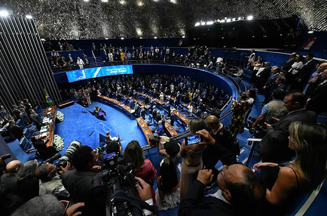 Novos senadores tomam posse no Plenário