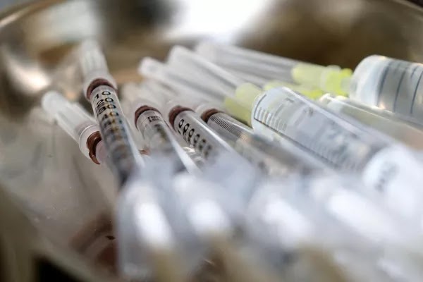 UE firma contrato para 300 milhões de doses de vacina da Pfizer