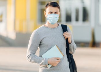 Estudantes se sentem mais motivados com retorno presencial às escolas, diz pesquisa 