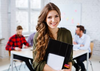 Escola canadense oferece bolsas de 100% em cursos de negócios para alunos internacionais 