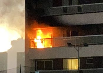 Corpo de Bombeiros apaga incêndio em apartamento na Capital