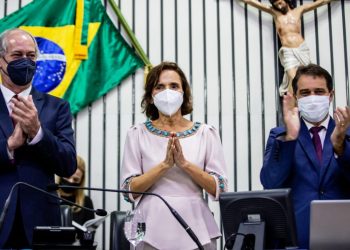 Izolda Cela toma posse e se torna a primeira governadora do Estado do Ceará