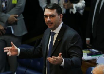 Flávio Bolsonaro agradece pelos votos dados ao pai nas eleições
