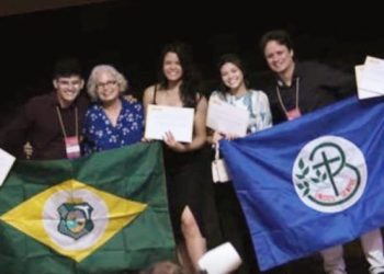 Aluna pedrabranquense conquista 1º Lugar na categoria de Ciências e Exatas na  FEBRACE e irão representar o Brasil nos Estados Unidos 