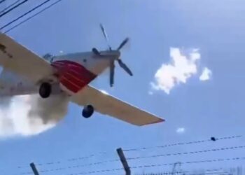 Vídeo flagra momento  em que Avião atinge poste, explode e cai em rodovia